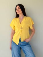 Kollane pluus nööbiga