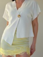 Pluus üheosaliselt lõigatud varrukaga