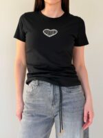 Must T-särk südamega