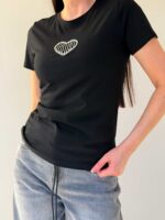 Must T-särk straasidega