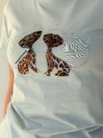 Valge T-särk kassidega