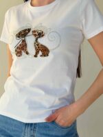 T-särk kassidega valge