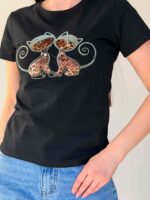 Must T-särk kassidega rinna peal