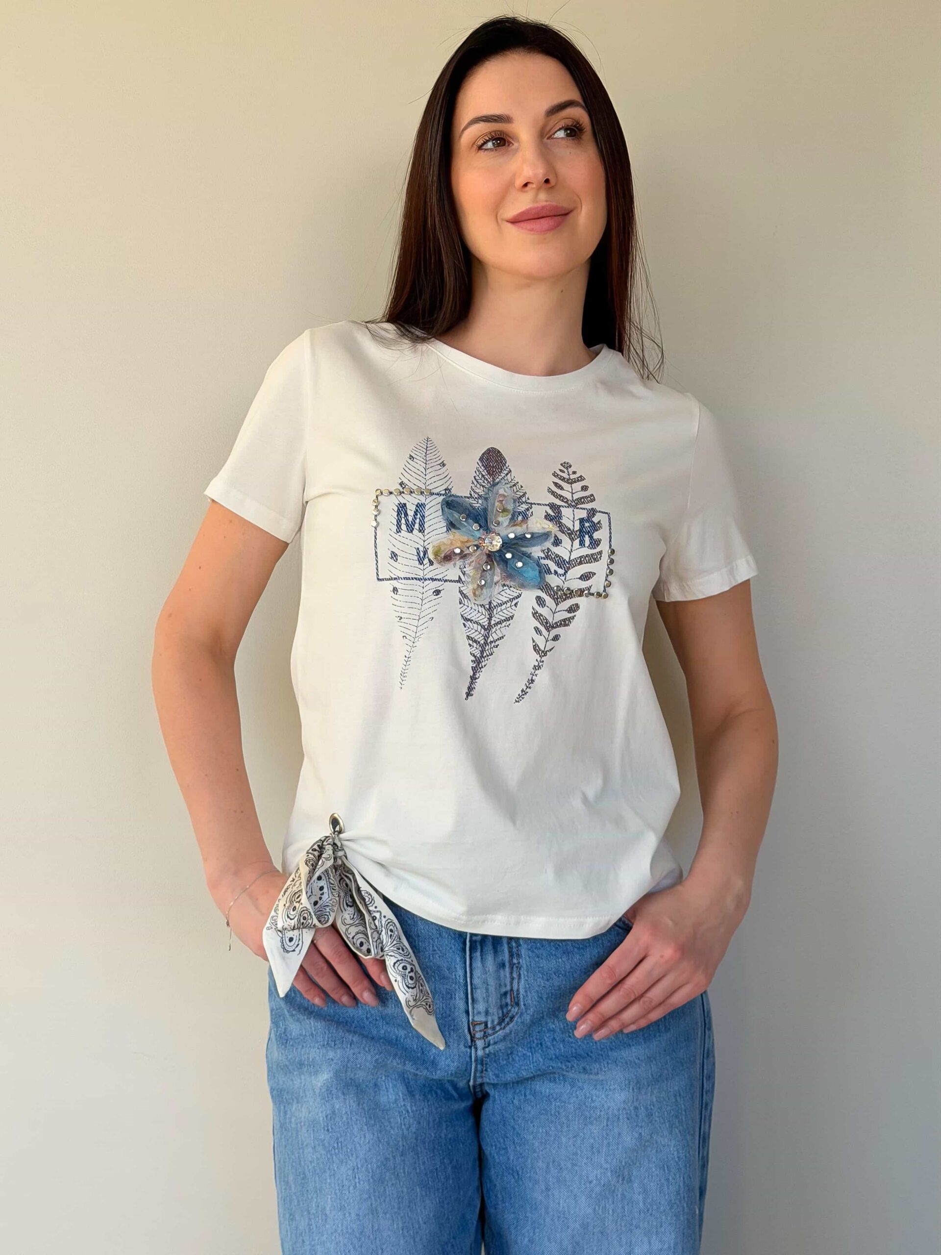 Naiste T-särk kaunistusega Naiste T-särk kaunistusega