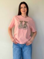 Футболка с принтом на груди розовая