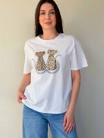Футболка с принтом на грудим белая