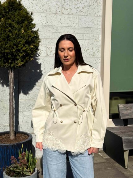 Женская весенняя куртка на кулиске