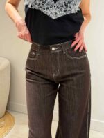 Pruunid kontrastsete õmblustega teksad