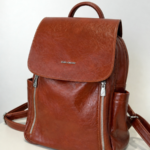 Женский рюкзак с карманами на молнии