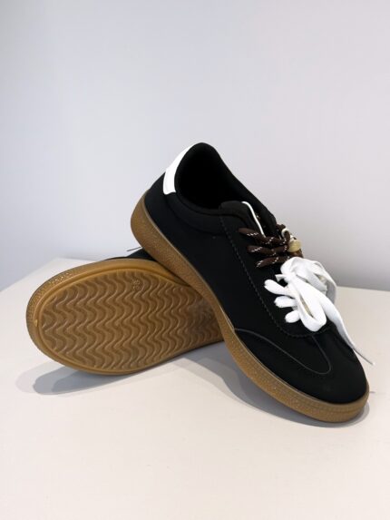 Mustad naiste tennised