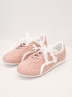 Naiste vabaajajalatsid lainelise mustriga