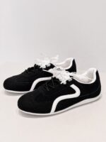 Naiste vabaajajalatsid lainelise mustriga