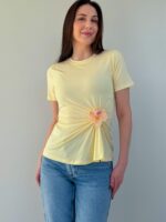 Kollane T-särk orhideega