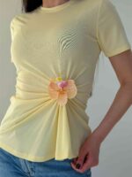 T-särk orhideega küljel