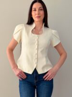 Lühikeste varrukatega taljesse töödeldud jakk