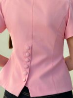 Lühikeste varrukatega taljesse töödeldud jakk