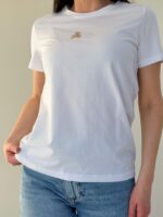 Valge -T-särk karukesega rinnal