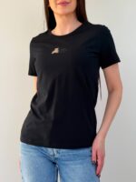 T-särk karukesega rinnal