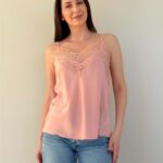 Atlassilise tekstuuri ja pitsilise viimistlusega topp