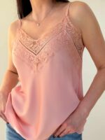 Нежный топ на бретелях с кружевом