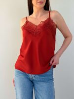 Атласный топ на бретелях с утончёнными кружевными элементами