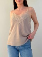 Лёгкий атласный топ на бретелях с гипюром