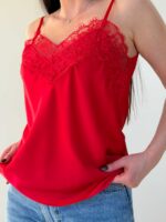 Женственный топ с гипюровой отделкой