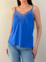 Шелковистый топ с кружевным гипюром на бретелях