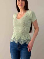 Футболка с вырезом