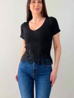 Футболка короткая с глубоким вырезом