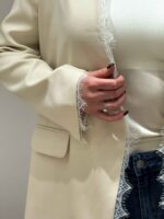 Пиджак с отделкой гипюром и карманами