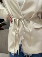 Пиджак с отделкой гипюром и завящками на талии