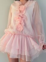 Rinnaosas volangidega kleit