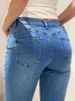 Женские джинсы клеш с плотной посадкой по бедрам
