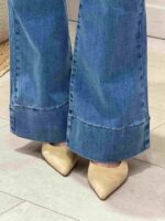 Женские джинсы клеш с широким подгибом