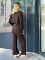 Костюм из вязаного трикотажа с прямыми брюками