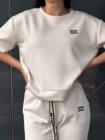 Комплект с укороченными зауженным брюками с завязками
