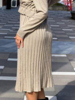 Beige trikookleit plisseeritud seelikuga