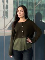 Kardigan, millel on erinevate toonide tekstuuride kombinatsioon