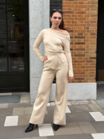 Beige trikookostüüm pükstega