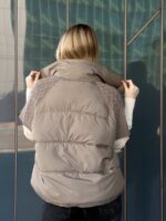Vest, millel on kootud varrukad ja püstkraega