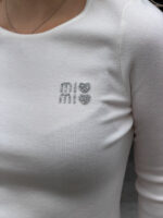 Logoga rinnakohal pikavarrukaline särk piimjas