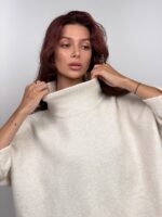 Удлиненная туника с высоким воротом-стойкой молочная