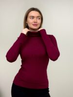 Джемпер с высоким воротом бордовый