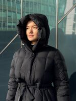 Женский пуховик с поясом черный с глубоким капюшоном