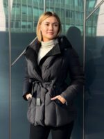 Женский пуховик с поясом черный боковыми карманами