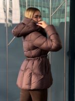 Женский пуховик с поясом без манжет