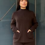 Трикотажный брючный костюм с карманами шоколад