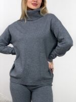 Трикотажный костюм с прямыми брюками серый прямого кроя
