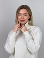 Трикотажный костюм с прямыми брюками и джемпером белый